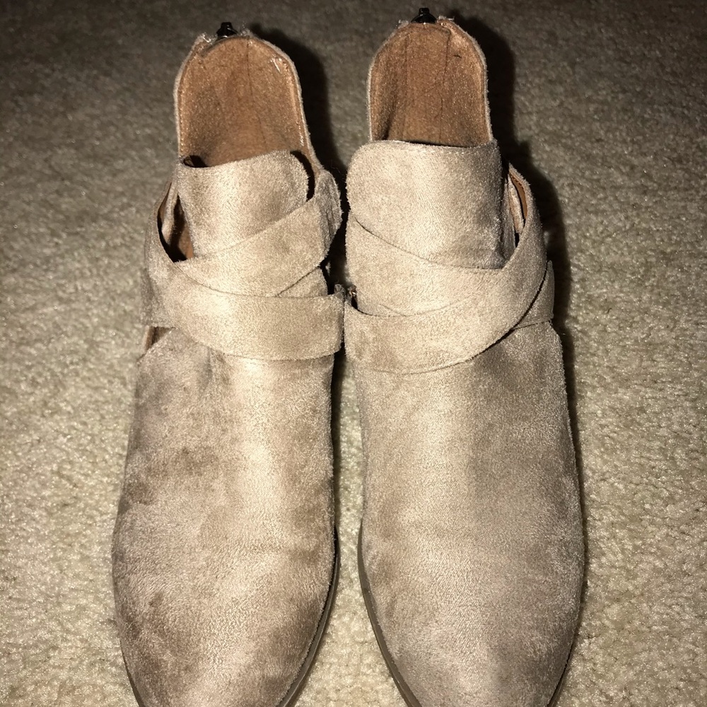 Beige/grey heeled booties